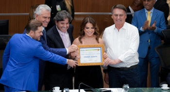 Caiado participa de sessão de homenagens a profissionais de saúde